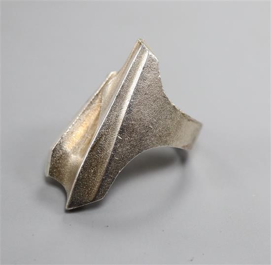 A 1990s Finnish Bjorn Weckstrom for Lapponia sterling dress ring The Shuttle, Size I.